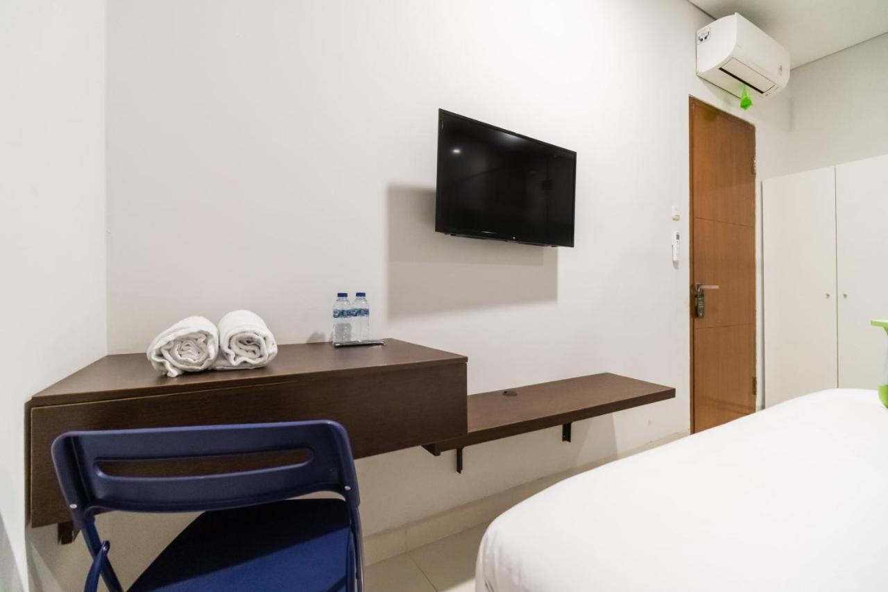 Urbanview Hotel Casa Kota Mangga Besar Джакарта Екстериор снимка