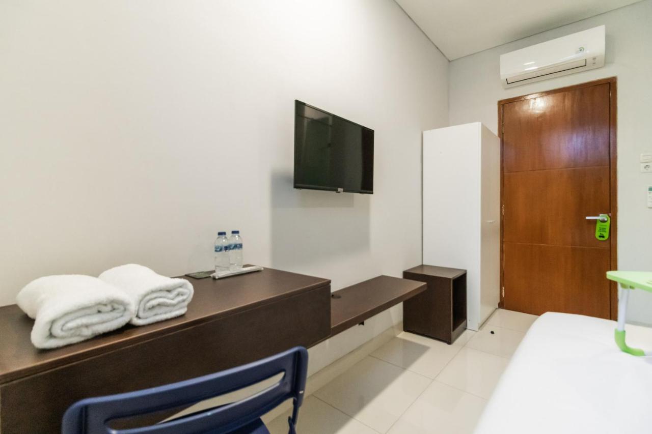 Urbanview Hotel Casa Kota Mangga Besar Джакарта Екстериор снимка